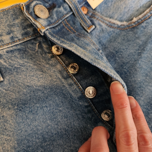 Levi's Women's Premium 501 Original Shorts ​​​​​ - Picture 8 of 8